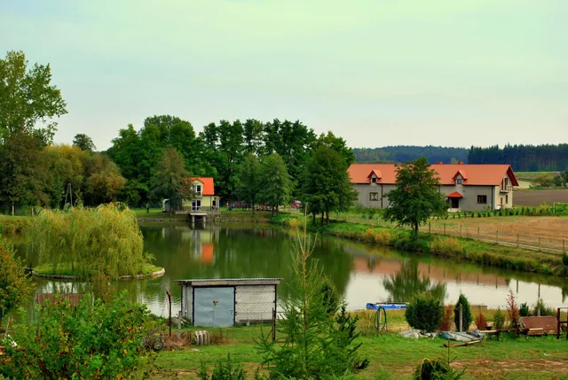 Agrowczasy Nad Stawem +Strefa jaccuzii przy domu z jedną sypialnią i molo.Agroturystyka Tanie noclegi Pokoje Wczasy z rodziną