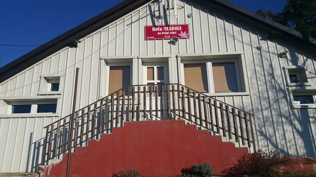 Koča Mladika na Pečni rebri (733 m)