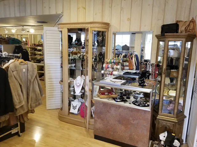 Deja Vu Consignment & Pari's Boutique