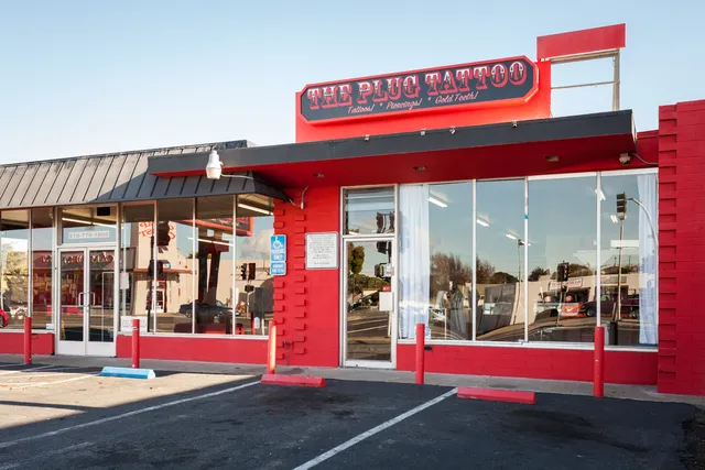 The Plug Jewelry & Grillz Gold Teeth