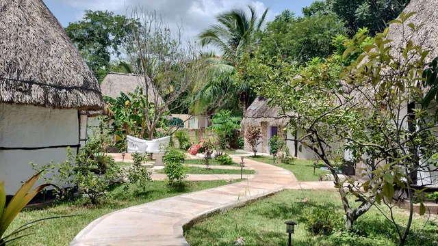 Hotel y Museo Aldea Maya Toktli Orígenes; Desde $999.00 pesos. Alberca + Starlink + Tour del museo de la Casa Maya