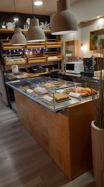 PLATE - fried and baked food.