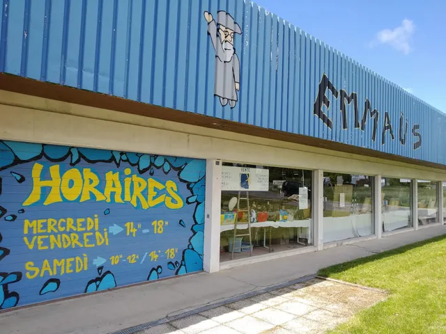 Emmaus Saintes / Store Asnieres