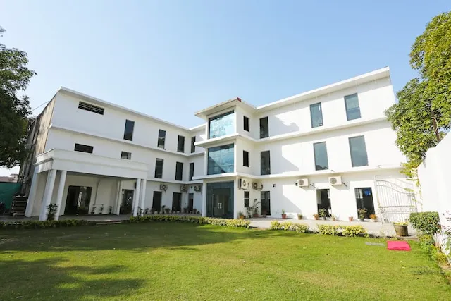 OYO 28118 Rajvanshi Palace