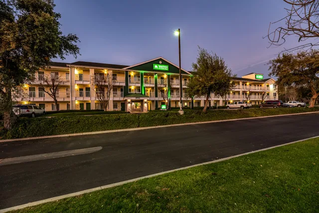 HomeTowne Studios Fresno - West