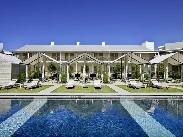 Cavalry Court, Valencia Hotel Collection