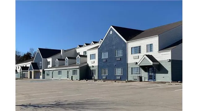 Days Inn & Suites by Wyndham Williamsburg IA North