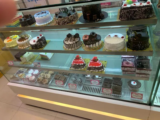 MONGINIS CAKE SHOP (SHAHIBAUG)