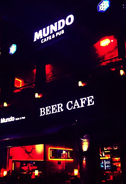 Mundo Cafe & Pub