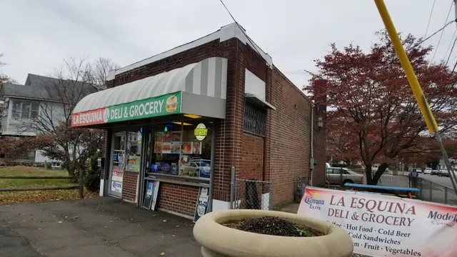 LA ESQUINA DELI & GROCERY