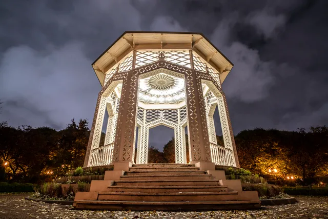 Azhurnaya Besedka I Belyy Royal'