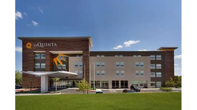 La Quinta Inn & Suites by Wyndham San Antonio Seaworld/LAFB
