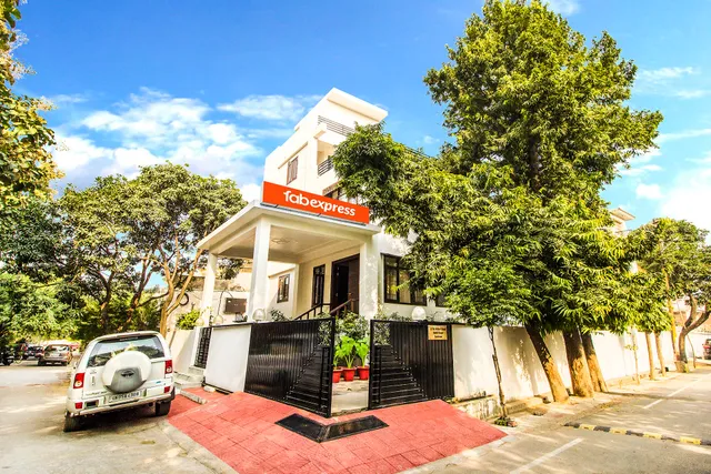 FabExpress Tranquil Inn - 100% Safe Place to Stay