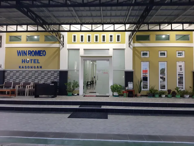 Win Romeo Hotel