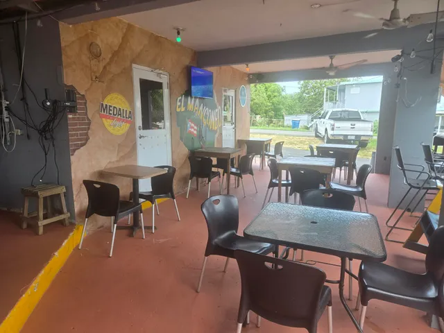 El Mangoneo Bar & Grill