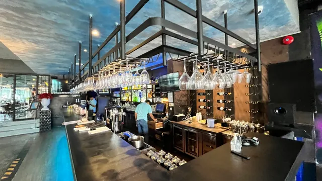 Cést La Vie Restaurant and Bar