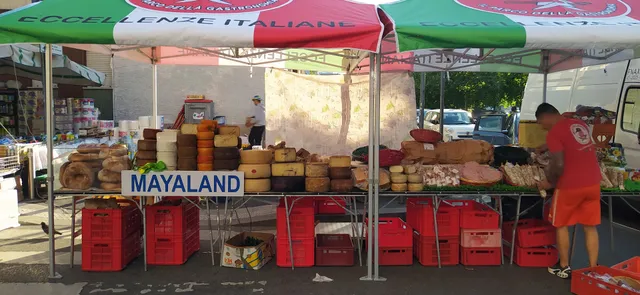 Mercato sabato via fauché banco di Luca&Marika