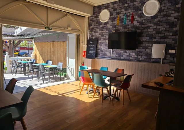 Qué Rico Cafe & Bar