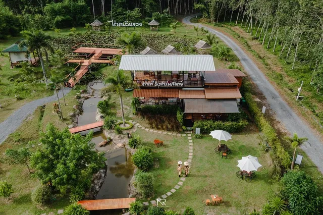 ไร่นาบัวหลวง คาเฟ่ & ฟาร์มสเตย์ RaiNa BuaLuang Cafe & Farm Stay