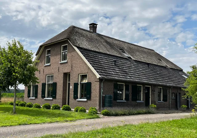 Erve Zonnehoeve B&B, Minicamping & Wijngaard