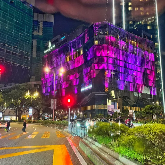 Shoppes at Four Seasons Place