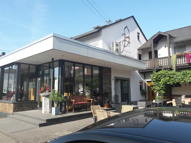 Ferienweingut Jung (winery and guest)