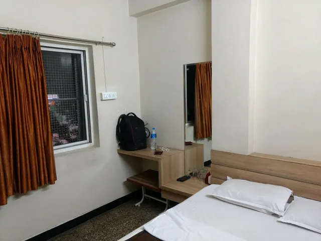 Hotel Girish