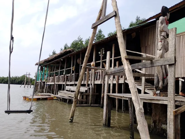 Détour par Gogotinkpon (sur l'ilôt)