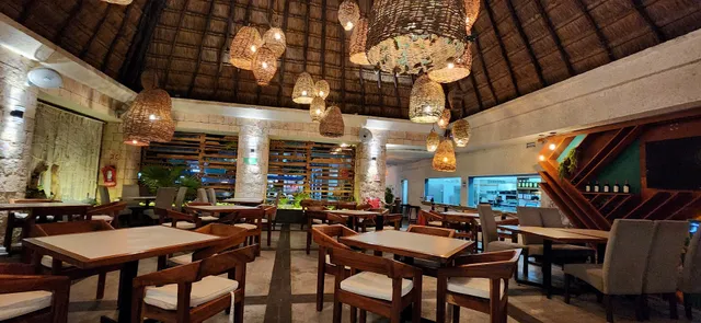 Almadía Cancun | Bar & Marisquería