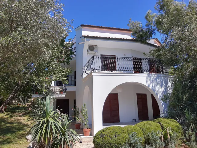 White and Blue Apartments, Čižići