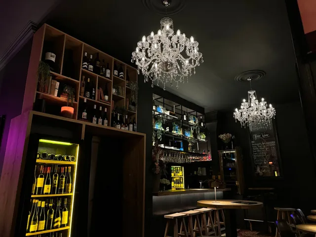 HALBVOLL - die Weinbar in Kassel