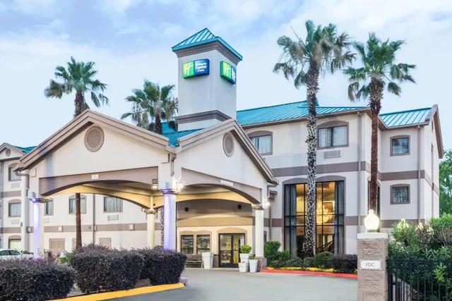 Holiday Inn Express & Suites Lake Charles