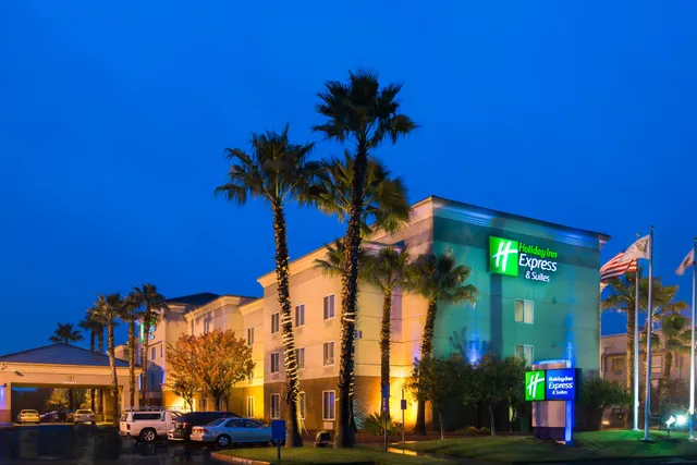Holiday Inn Express & Suites Vacaville by IHG