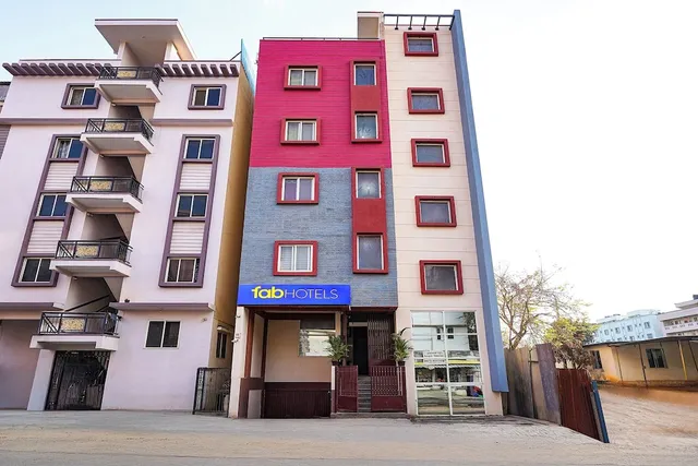 FabHotel La Palm Suites