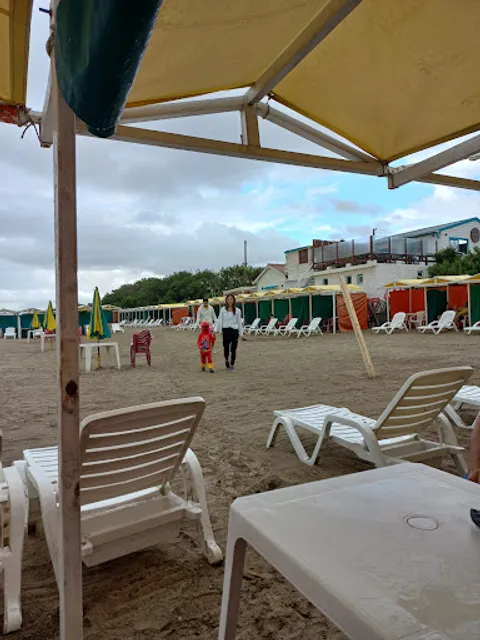 Beach, Mar de Ajo Red Crescent