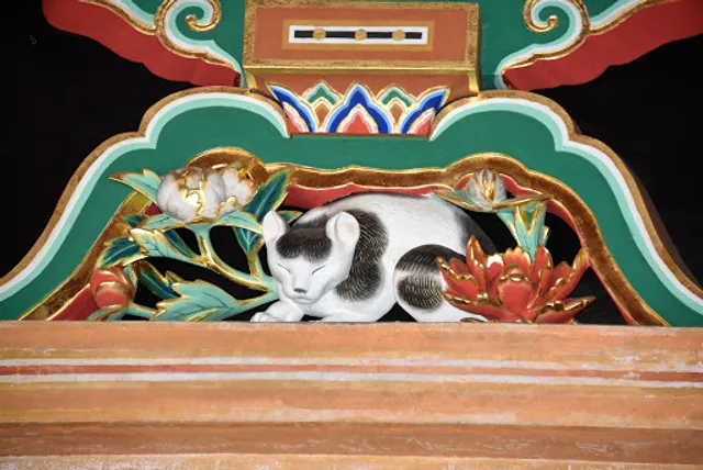 Nemuri-neko (Sleeping cat carving)