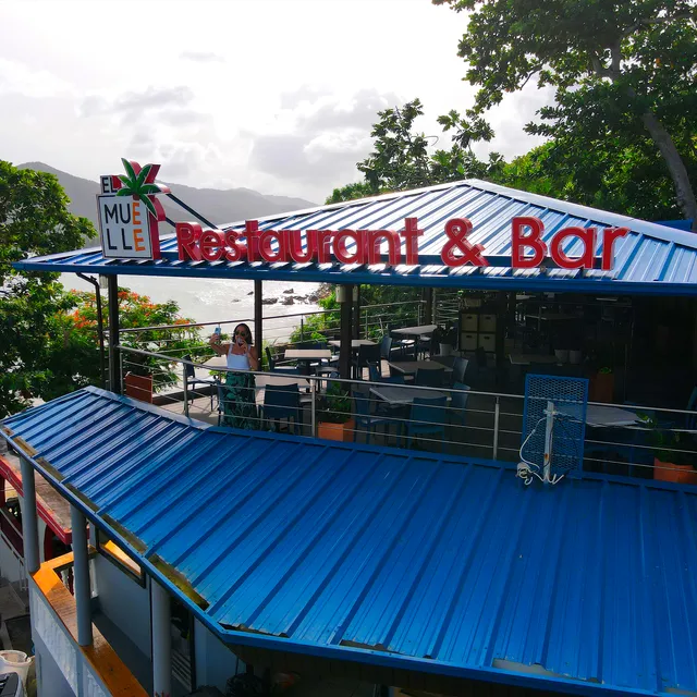 El Muelle Restaurant Bar & Grill