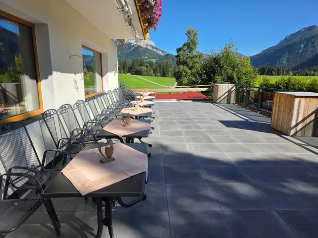 Auf der Sonnleiten mit Guggerhof und Villa Sonnwies