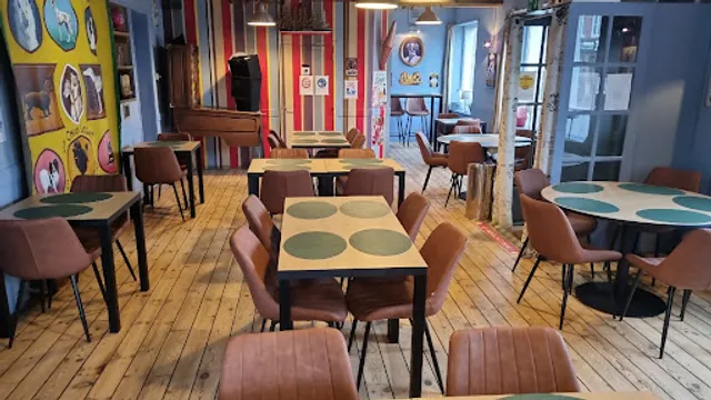 Un Chien dans un Jeu de Quilles