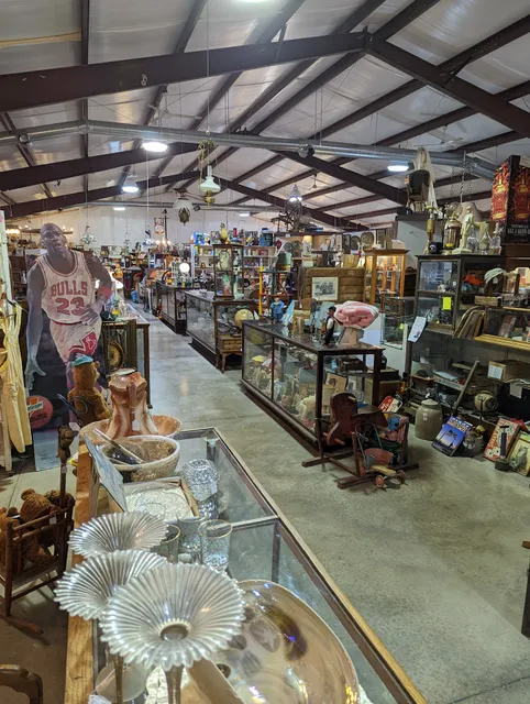 Madeline's Antiques & Uniques