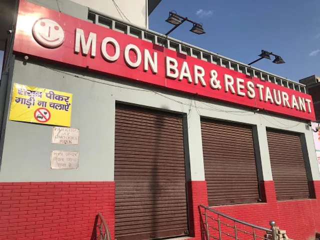 Moon Bar & Restaurant
