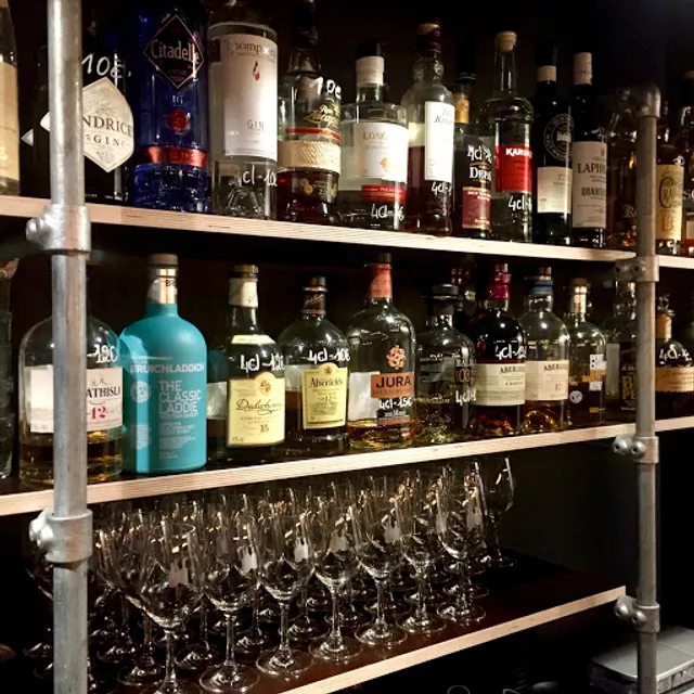 Une Fille & des Quilles