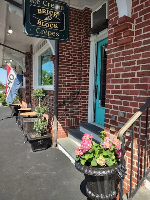 Brick Block Ice Cream and Crepe shop