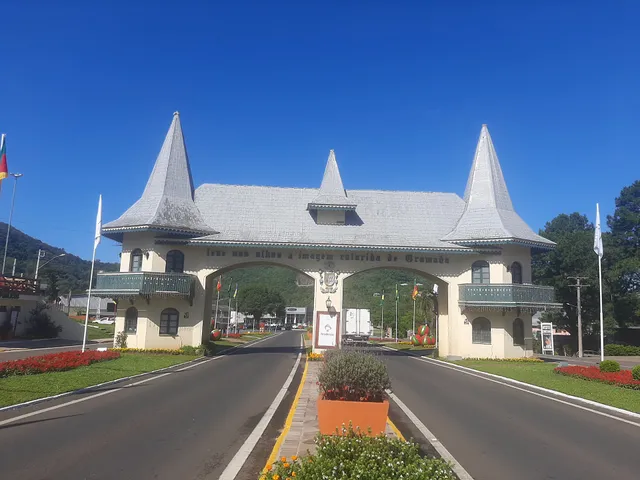 Pórtico Gramado Estilo Normando (RS-115)