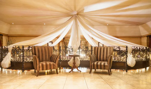 Casa Toscana Lodge - Home of - Blou Hond Theater and LeSi Singing Waiter Restaurant