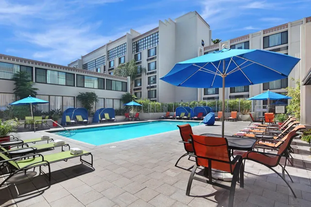 Holiday Inn & Suites Anaheim (1 Blk/Disneyland®) by IHG