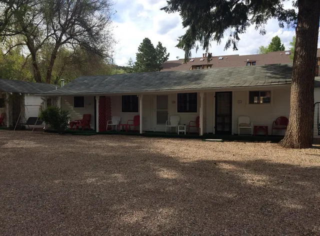 Green Willow Motel Cottages