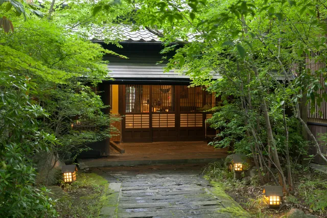 静寂な森の宿 山しのぶ