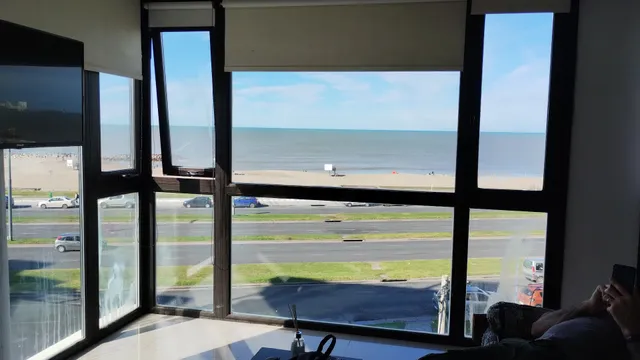 Frente al mar charlone