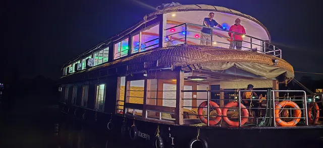 OYO Home 24296 Backwaters Stay